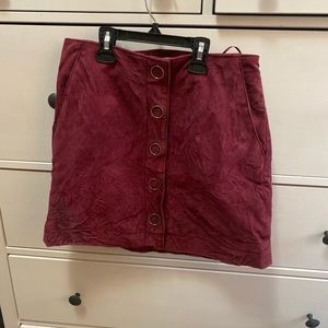Mango XS Leather Skirt
Burgundy
Mini